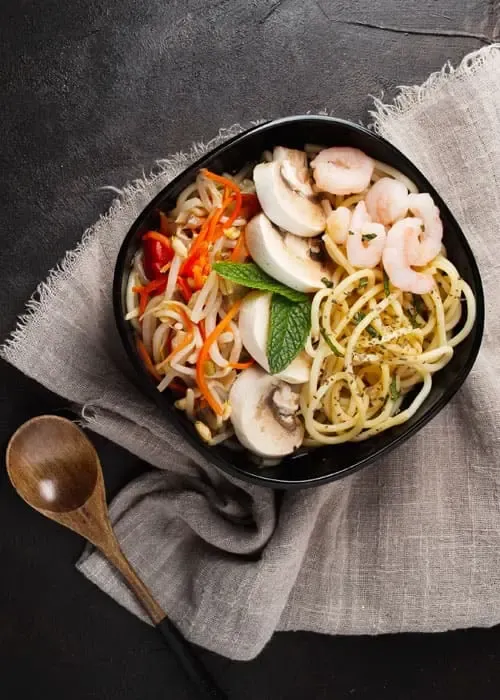 Une famille en harmonie au bord de la mer.