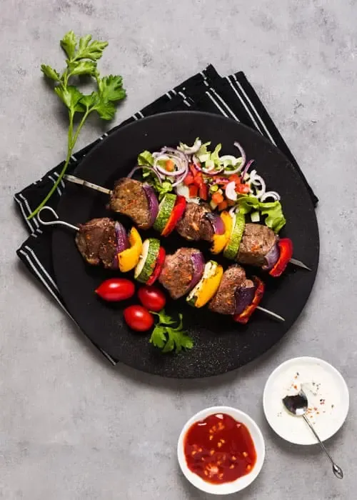 Une famille en harmonie au bord de la mer.